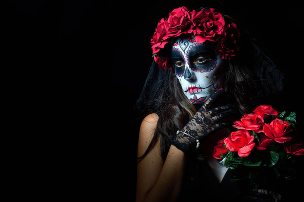 Портрет женщины, одетой как Катрина, череп в честь погибших в Мексике
. - Фото, изображение