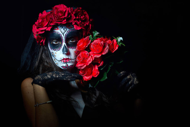 Meksika'da ölüleri onurlandırmak için catrina, kafatası gibi giyinmiş kadın portresi. - Fotoğraf, Görsel
