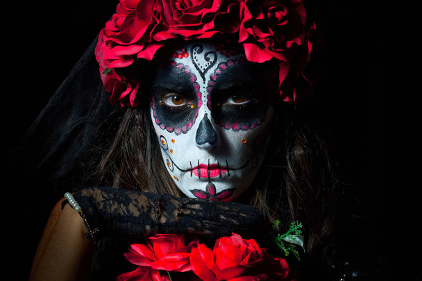 Το πορτραίτο μιας γυναίκας ντυσίνα, κρανίου για να τιμήσει τους νεκρούς - Φωτογραφία, εικόνα