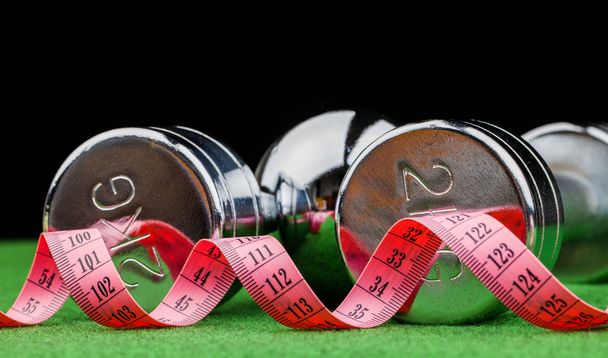 Fitness dumbbells and measuring tape - Foto, afbeelding