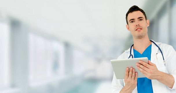 Lääkäri käyttää tabletin tietokoneen sairaalassa. - Valokuva, kuva