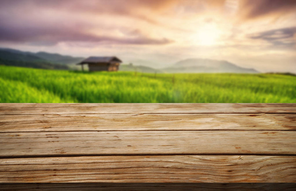 Mesa de madera marrón en la granja de verano paisaje verde
. - Foto, imagen