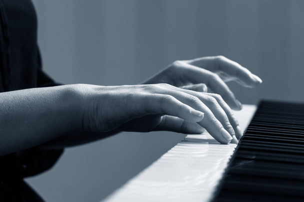 młoda kobieta gra na pianinie - Zdjęcie, obraz