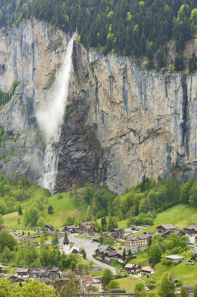 Ідилічний краєвид долини Лаутербруннен в Бернських Альпах, - Фото, зображення