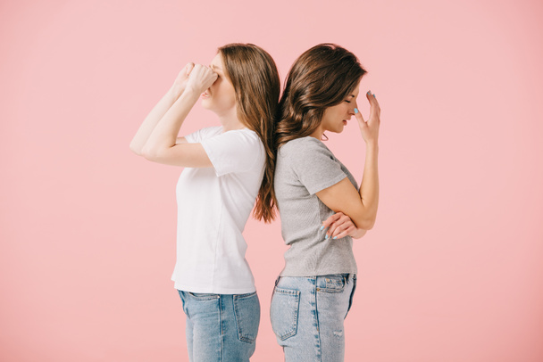 side view of sad women in t-shirts isolated on pink - Photo, Image