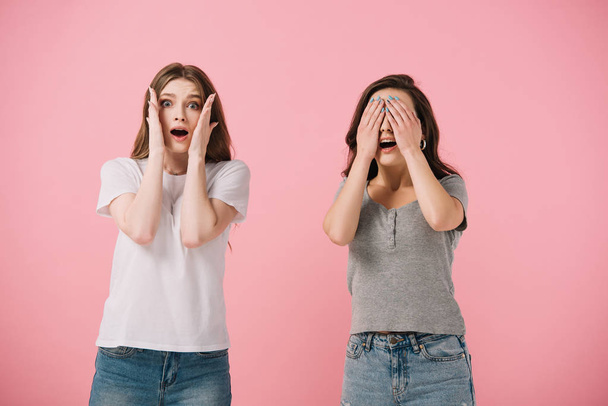 attractive and scared women in t-shirts looking at camera isolated on pink - Photo, Image