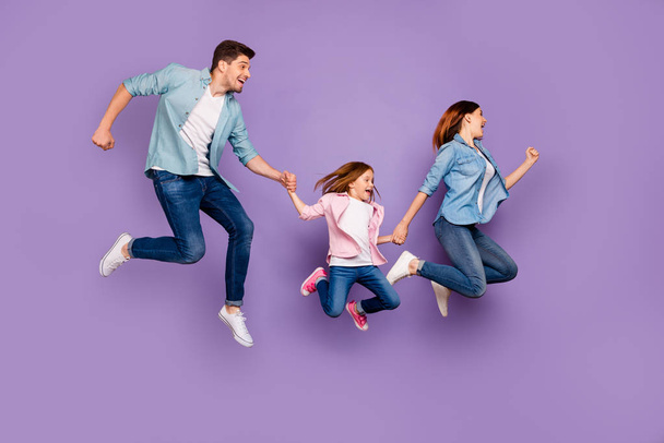Full length photo of mom dad and foxy little lady walking sale shopping wear casual clothes isolated purple background - Foto, Imagen