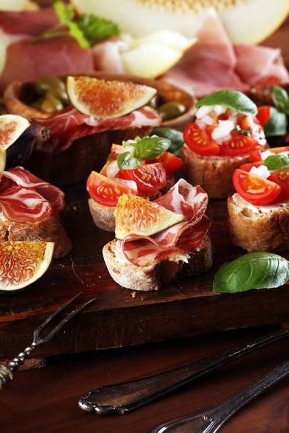 leckere pikante Tomaten italienische Vorspeisen oder Bruschetta auf Scheiben  - Foto, Bild