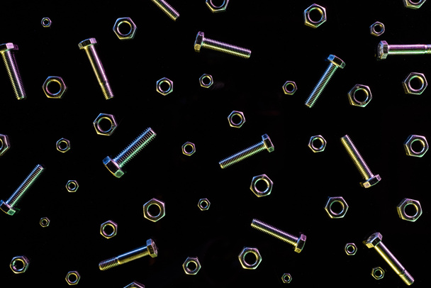 pohled na kovové matice a šrouby izolované na černém - Fotografie, Obrázek