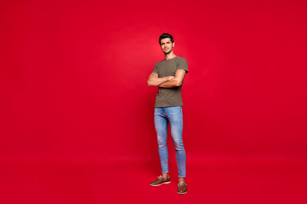 Full length photo of confident guy hold hands crossed wear casual outfit isolated on red background - Фото, зображення