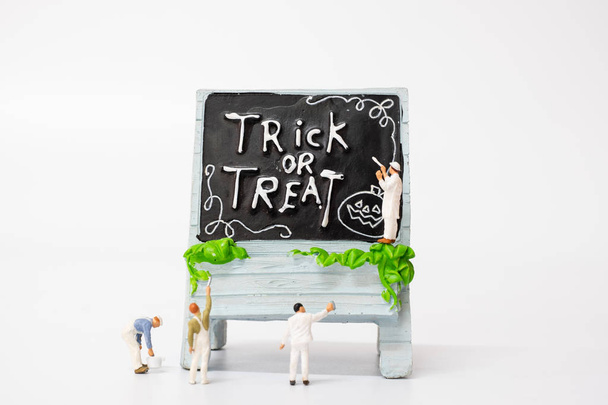 Miniatyyri ihmiset väritys Halloween Party rekvisiitta
  - Valokuva, kuva