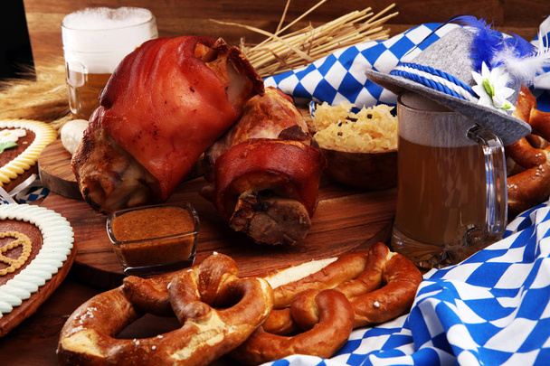Traditionelle deutsche Küche, Schweinshaxe gebratener Schinkenhock. Bier, - Foto, Bild