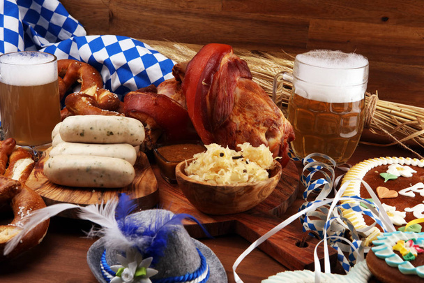Tradycyjne dania kuchni niemieckiej, Schweinshaxe pieczona szynka stawu skokowego. Piwo, - Zdjęcie, obraz