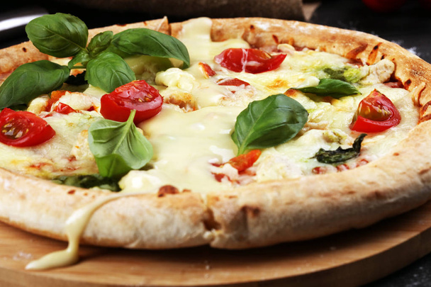 vegetarian italian Pizza with tomatoes, mozzarella cheese  and b - Foto, afbeelding