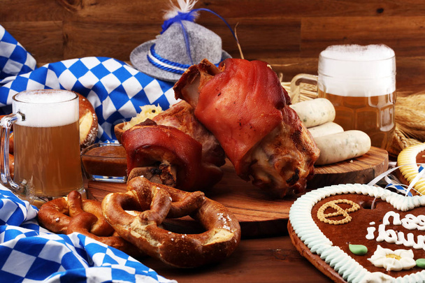 Tradycyjne dania kuchni niemieckiej, Schweinshaxe pieczona szynka stawu skokowego. Piwo, - Zdjęcie, obraz