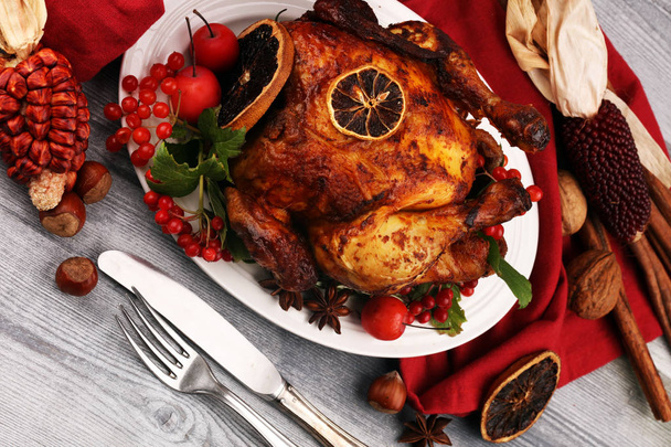 Ψητή γαλοπούλα ή κοτόπουλο. Το χριστουγεννιάτικο τραπέζι σερβίρεται με - Φωτογραφία, εικόνα