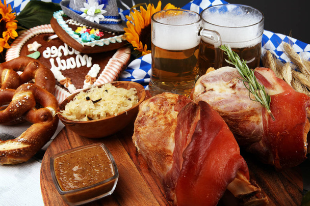 Традиційні страви німецької кухні, Schweinshaxe смаженої шинки скакального суглоба. Пиво, - Фото, зображення