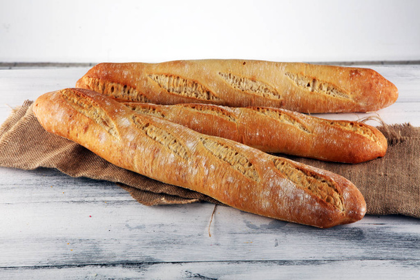 Valikoima paistettua leipää ja leipää rullina valkoinen pöytä backgro
 - Valokuva, kuva