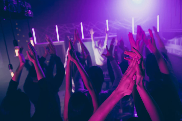 クロップドビューぼかし人の手を上げる手を上げるルックステージパフォーマンスディスコ - 写真・画像
