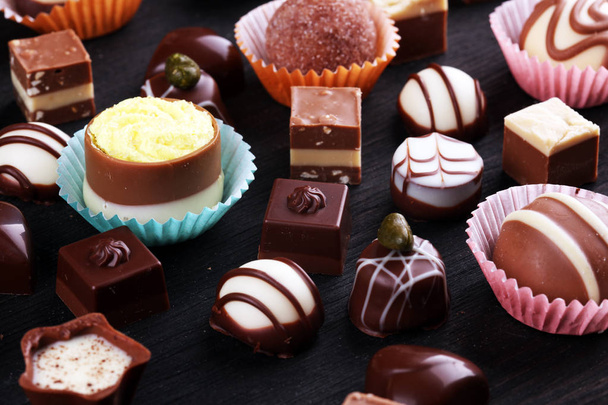 багато різноманітних шоколадних пралінів, бельгійський кондитерський гурман
 - Фото, зображення