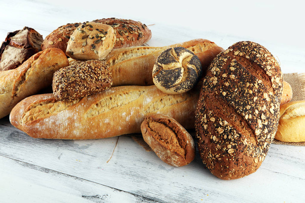 Sortimento de pão assado e pães em backgro mesa branca
 - Foto, Imagem