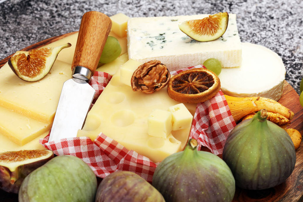 Bandeja de queso con diferentes quesos y uvas e higos y frutos secos
 - Foto, Imagen