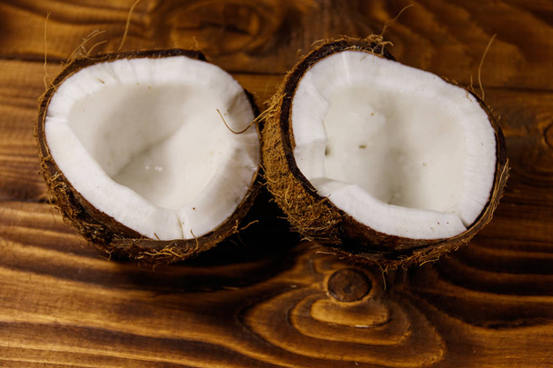 Coco fresco maduro sobre mesa de madera rústica - Foto, imagen