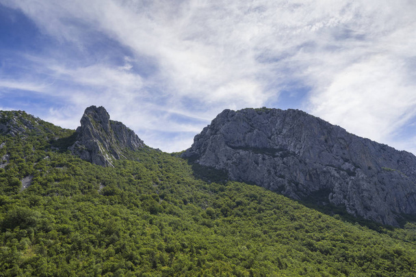 Nádherný výhled na skalnatou horu ve dne - Fotografie, Obrázek