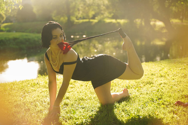 Krásná mladá žena s špendlíkem na make-up a účesu v letním městském parku - Fotografie, Obrázek