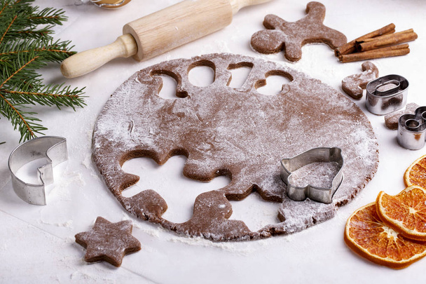 Делать пряничное печенье для рождественского сырого теста, кусачки, выпечки
 - Фото, изображение