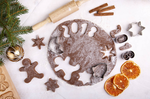 Hacer galletas de jengibre para Navidad Masa cruda, cortadores, hornear
 - Foto, Imagen