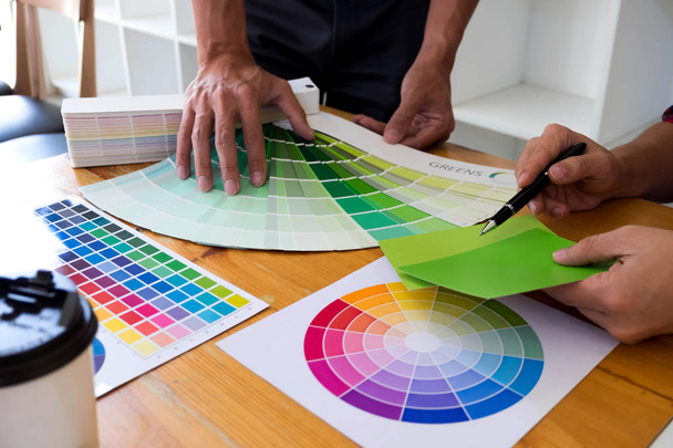 Графические дизайнеры выбирают зеленые тона из цветовых диапазонов
 - Фото, изображение