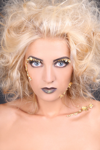 Крупным планом Портрет женщины с лохматой волос блондинки - Фото, изображение