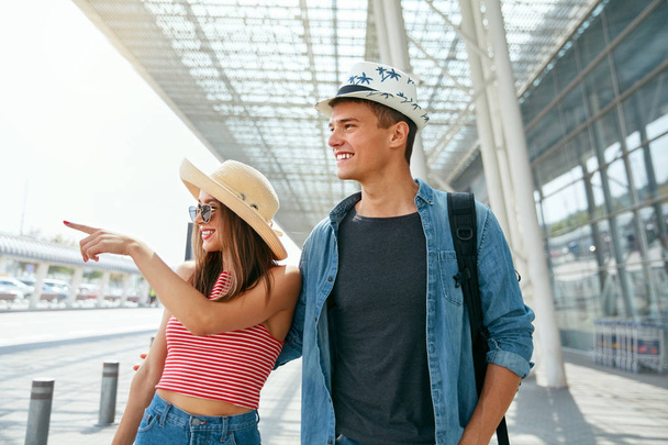 Couple Travel Together. People Traveling Sightseeing City - Foto, imagen