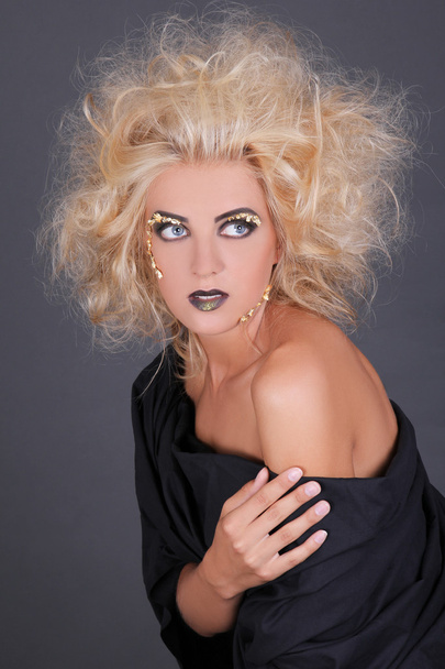 Portret van mooie vrouw met creatieve make-up en coiffure - Foto, afbeelding