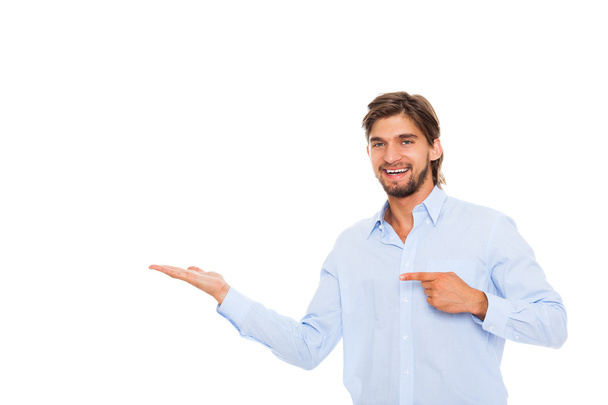 schöner junger Geschäftsmann glücklich lächelnd Zeigefinger auf leeren Kopierraum - Foto, Bild