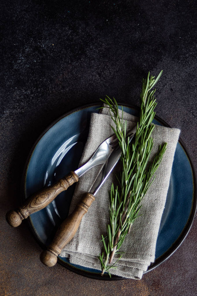 Table setting with ceraic plates and rosemary - Foto, afbeelding