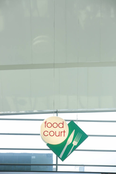 Panneau alimentaire simple sur le bâtiment moderne
 - Photo, image