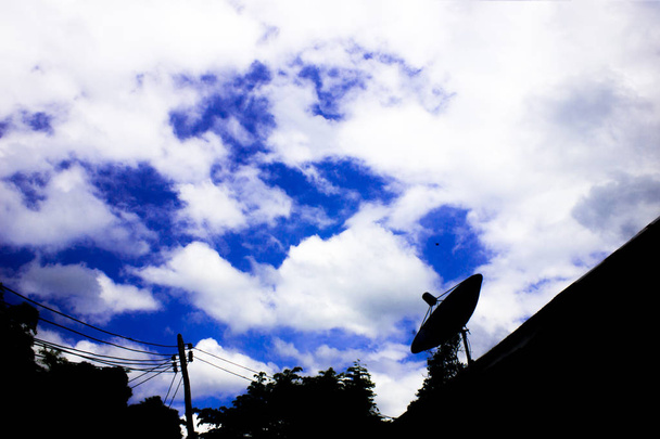 ciel bleu nuage silhouette texture de fond belle vue
  - Photo, image