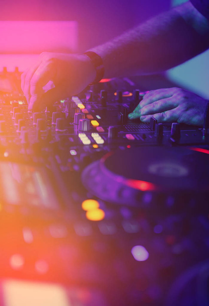 Професійне звукове обладнання DJ на музичному фестивалі edm вночі c
 - Фото, зображення