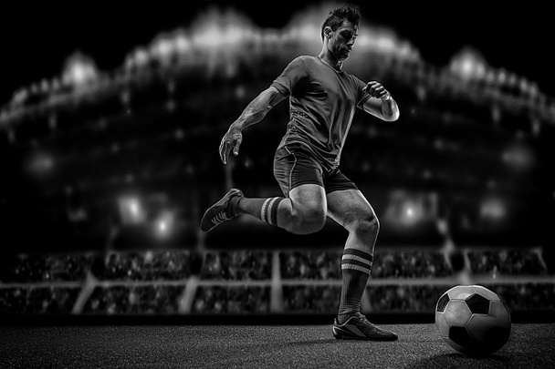 Joueur de football avec ballon sur le terrain du stade
 - Photo, image