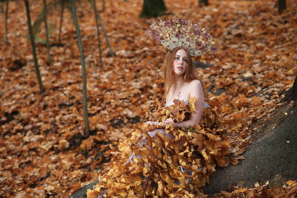 Fashion Autumn model, Fall Leaves Dress, Beauty Girl - Фото, изображение