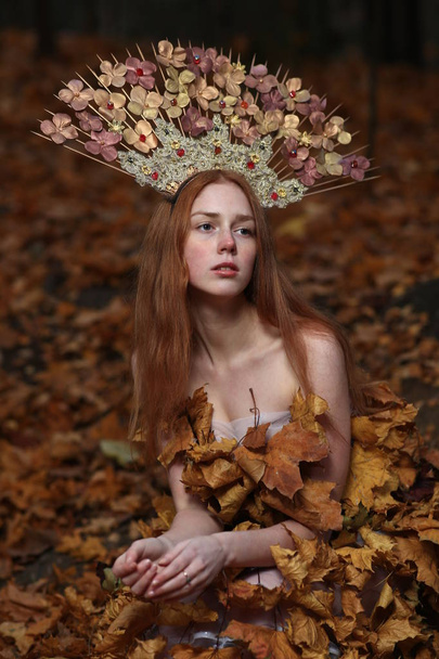 Fashion Autumn model, Fall Leaves Dress, Beauty Girl - Φωτογραφία, εικόνα