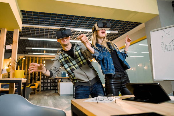 business people, young hipster couple at modern office indoors have fun wearing virtual reality headset - Fotoğraf, Görsel