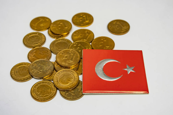 Закрыть один турецкий пенни с турецким флагом
. - Фото, изображение