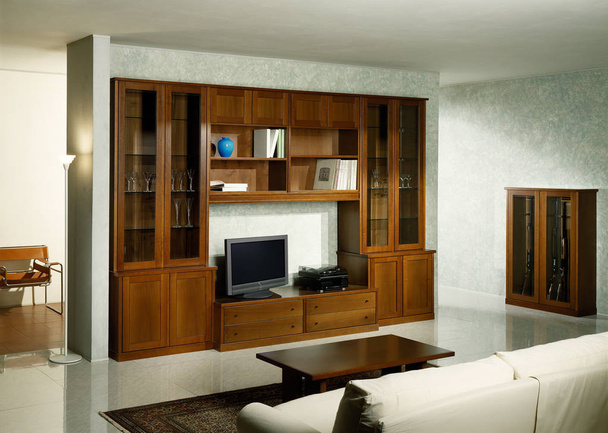 Ambiente con mobili da biblioteca
 - Foto, immagini