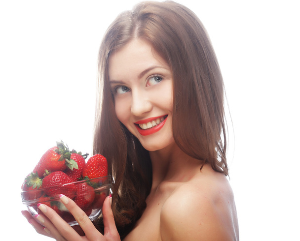 όμορφη χαρούμενη χαμογελαστή γυναίκα με φράουλα - Φωτογραφία, εικόνα