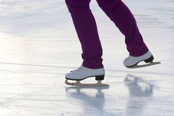pies en los patines de una persona rodando en el rin de hielo
 - Foto, Imagen