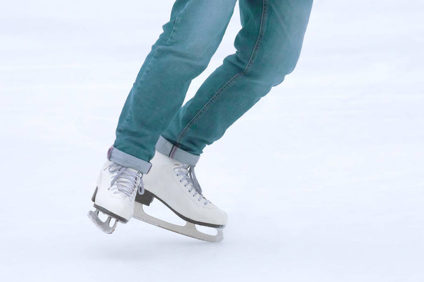 láb-gördülő korcsolyát nő a jégpálya - Fotó, kép