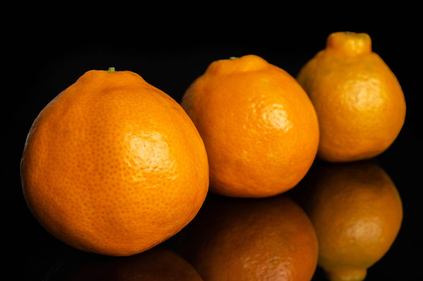 Orange minneola tangelo isolated on black glass - Zdjęcie, obraz